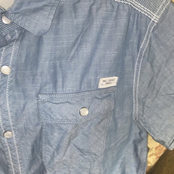 DISNEY PARKS AUTHENTIC WOMEN'S TOP SHORT SLEEVE BUTTON UP SMALL BLUE DENIM SNAP - Picture 4 of 7